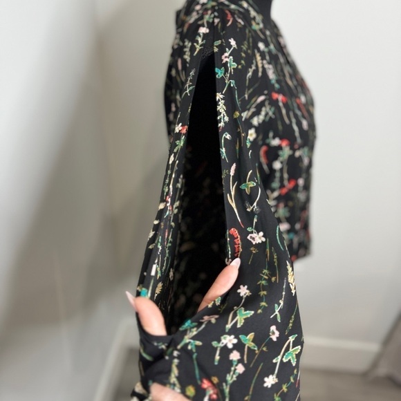 Design Lab Lord & Taylor Black Floral V-Neck Open Sleeve Blouse (S) - Picture 4 of 9